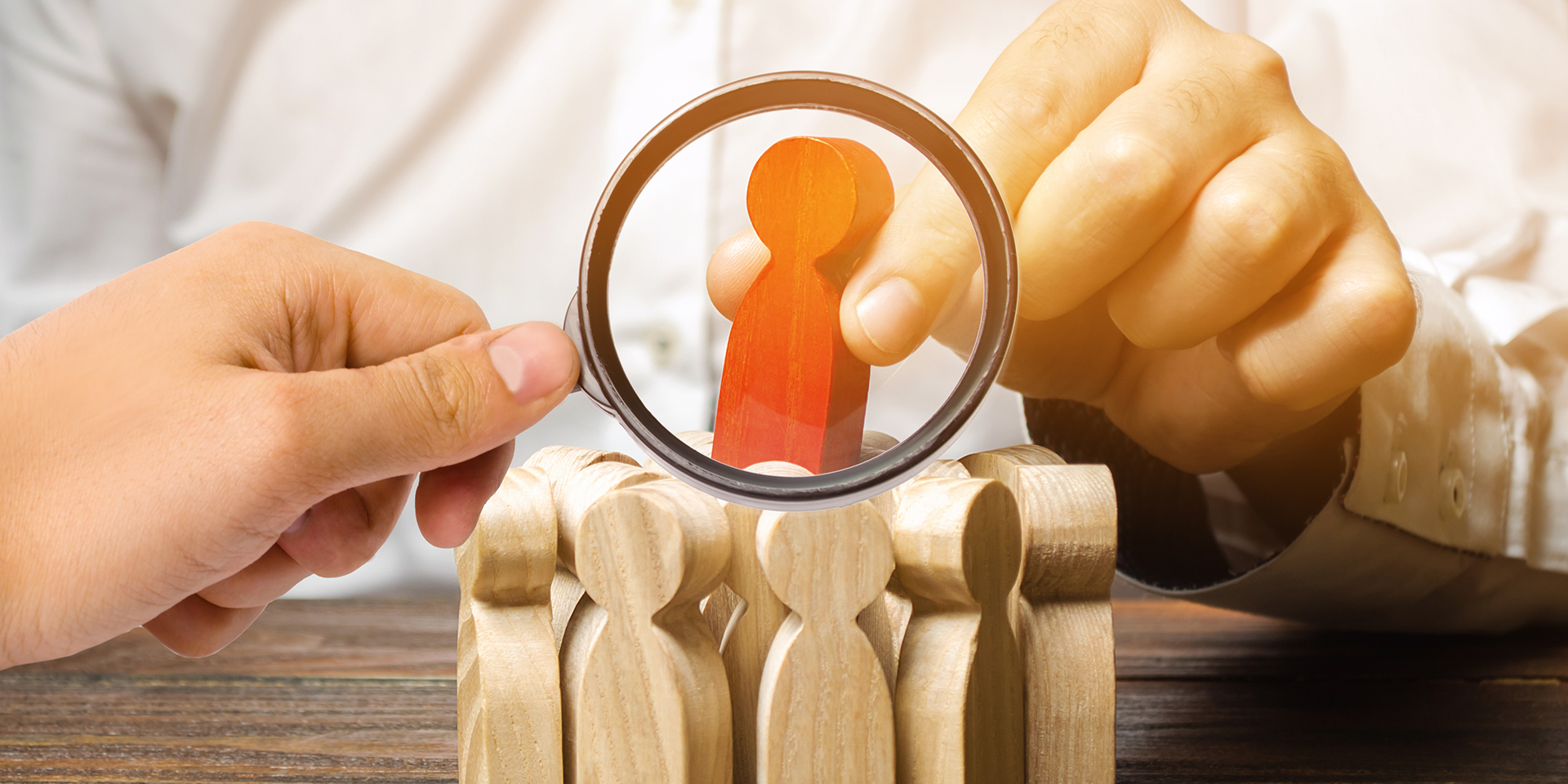 Newsletter 057 – Article 03 Consulting team implementing best practices to build a client-centric culture and strengthen client relationships for long-term success.